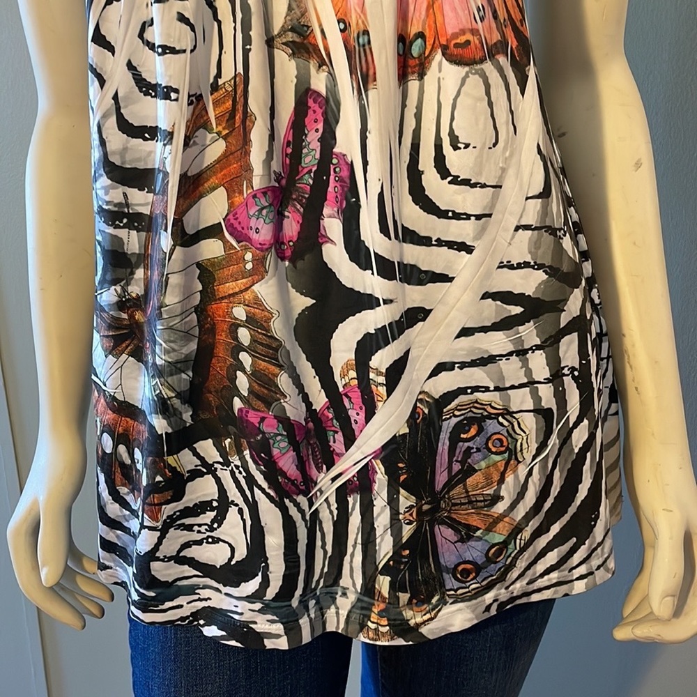b. Friends ,butterflies pattern, top. - Picture 4 of 12